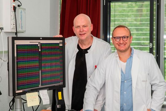 Prof. Florian Mormann und Marcel Kehl sind den neuronalen Mechanismen der menschlichen Geruchswahrnehmung auf der Spur. (Bild:  Universitätsklinikum Bonn (UKB) / Rolf Müller)