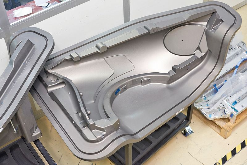 Wiedererkennungswert schon in der Form: Die Aussparung für den porschetypischen Scheinwerfer zeigt, dass hier ein Kotflügel entstehen wird. (Bild: DMG Mori)