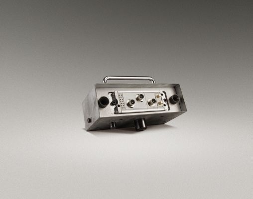 Bild 2: Der erste ODU-MAC aus dem Jahr 1986. Der Rechtecksteckverbinder wird zunächst als Prüfsteckverbinder in der Unterhaltungs- und Kfz-Elektronik verwendet. (ODU)