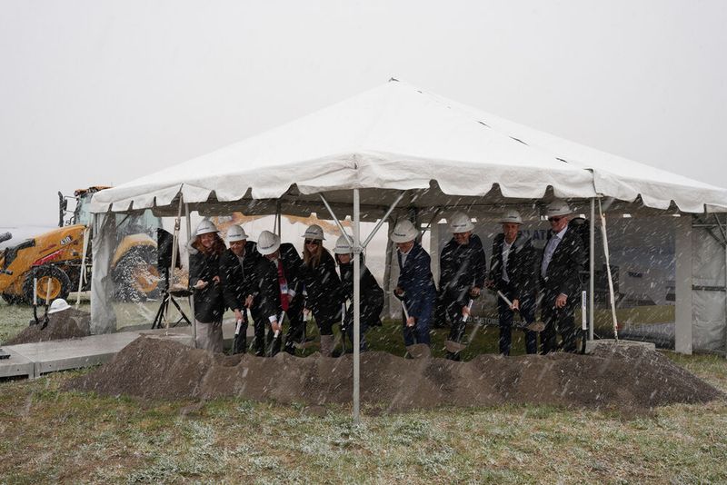 Ceremonial laying of the foundation stone for the new delivery center with company representatives and local and regional stakeholders. (Image:Pilatus)