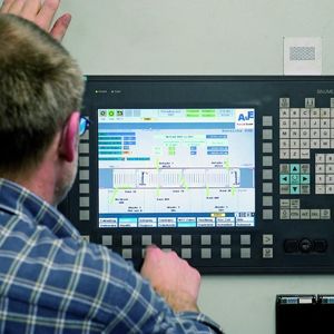 Bild 1: Um die acht CNC-Achsen des Regalbedienroboters korrekt zu steuern, wurde die Sinumerik 840D mit dem Transformationspaket „Handling“ ausgewählt.