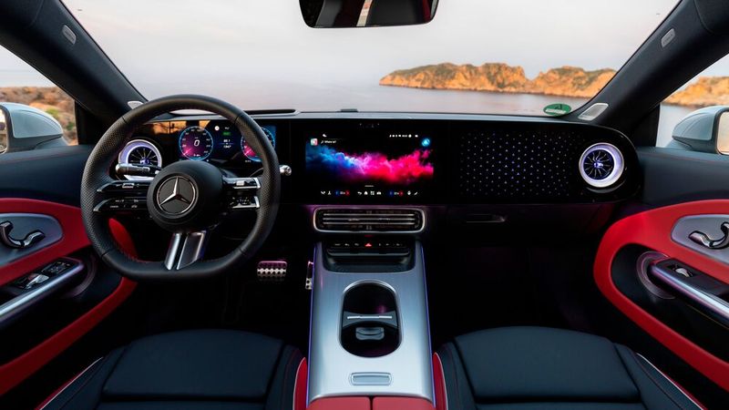 Vermutlich werden die Passagiere schnell vom überwältigenden Screen abgelenkt, der von der linken bis zur rechten A-Säule reicht. (Bild: Mercedes-Benz)