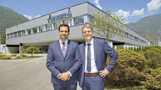 Umang Maradia (li., Managing Director) und Thomas Wengi (re., Sales Director, beide Agie Charmilles) vor dem neuen Produktionsstandort von Agie Charmilles in Losone.(Bild:  Matthias Böhm)