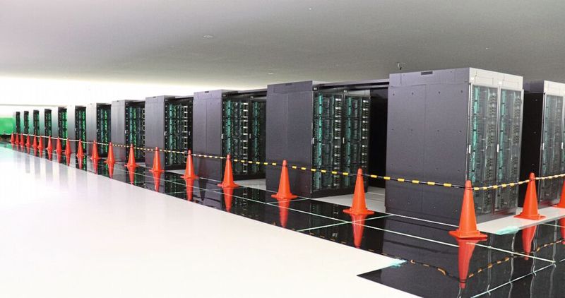 Mit dem auf einer Armv8-Architektur aufsetzende High-Performance-Computer Fungaku (hier ein Bild aus der Installationsphase am japanischen RIKEN-Institut) belegte im Jahr 2020 erstmals ein ARM-basiertes System den ersten Platz im Ranking der 500 leistungsstärksten Supercomputer weltweit. (Bild: RIKEN)