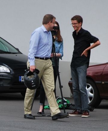 Verlagsgeschäftsführer Florian Fischer (vorn) im Gespräch mit dem Kamerateam. (Foto: Lisa Bührer)