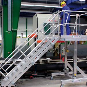 Bild 1: Elektrisch verstellbare Arbeitsbühne mit Teleskoparm für die Maschinen-Wartung.