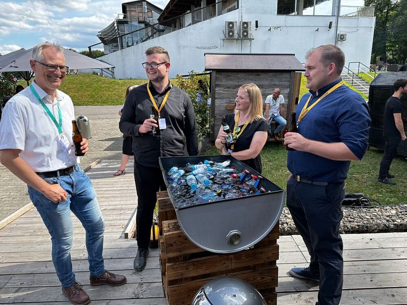 Komisch, das Wasser bleibt immer übrig, (v. l.) Jan Ole Lorenz (Controlware), Daniel Kilger (Huawei), Eva Kempf (Trend Micro) und Nils Heckenkamp (Huawei). (Bild: Vogel IT-Medien )