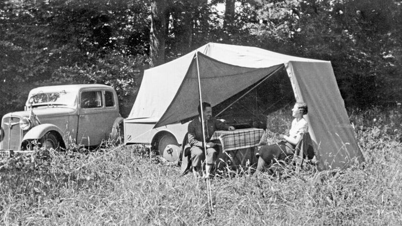 Deutlich unbeschwerter als bei den heutigen Massen an campenden Menschen war vor vielen Jahrzehnten das spontane Übernachten mit Fahrzeug und Anhänger in freier Natur. (Bild: Fritz Berger GmbH)