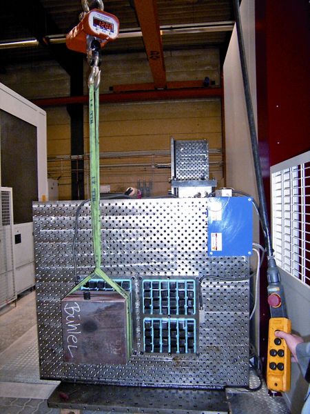 Bild 4: Demonstration der Haltekraft einer Magnetspannplatte an einem vertikal gespannten Sphäroguss-Block aus GGG 60. Bilder: Schunk (Archiv: Vogel Business Media)