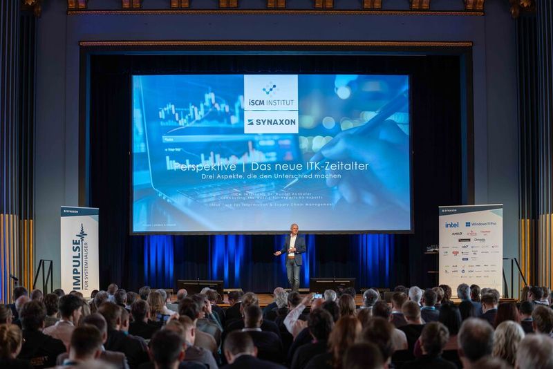 Prof. Dr.  Rudof Aunkofer (iSCM-Institute) bei seiner Keynote „Drei Aspekte, die im neuen ITK-Zeitalter den Unterschied machen!” (Bild: Valentin DIehl)