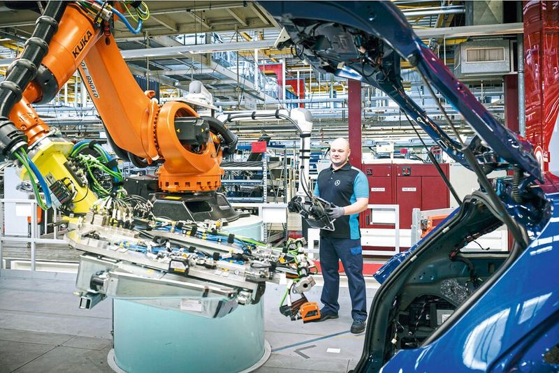 Bild 1: Kollege Roboter bei der Mensch-Maschine-Kooperation in einer Digital Factory von Mercedes-Benz in Bremen. (Bild: Daimler / Jan Rathke)