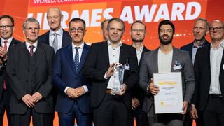 Siemens wird für den Industrial Copilot vom deutschen Forschungs- und Bildungsminister Cem Özdemir mit den Hermes Award ausgezeichnet. (Bild: Deutsche Messe)