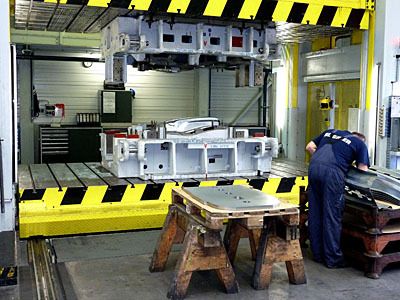 Fertiges Bauteil liegt noch im Werkzeug, um anschließend manuell entnommen zu werden. (Archiv: Vogel Business Media)