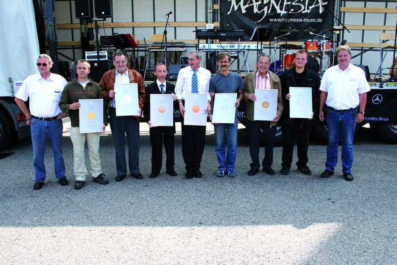 Der Kontakt mit den Lkw-Fahrern ist Assenheimer Mulfinger besonders wichtig. Hier ehrt das Unternehmen im Rahmen eines Truckerfestes Kilometer-Millionäre.  (Foto: Assenheimer Mulfinger)