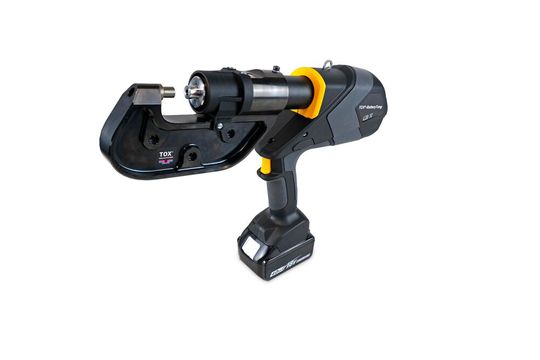 Die TOX-Batterytong MBT-C 050 gilt als das erste Modell einer Handzange, das unabhängig von einem externen Strom- und Druckluftanschluss arbeitet. Damit können 400 Clinch-Punkte mit einer Ladung gesetzt werden.(Bild:  TOX Pressotechnik)