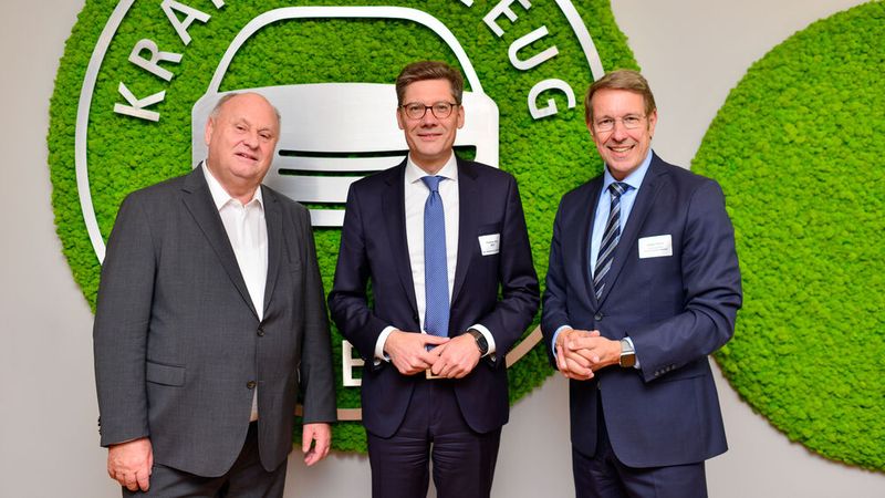 ZDK-Vorstandsmitglied Helmut Peter, Staatssektretär Paul Hirte (MdB) und ZDK-Geschäftsführer Jürgen Hasler (v. l.). (Bild: ZDK)