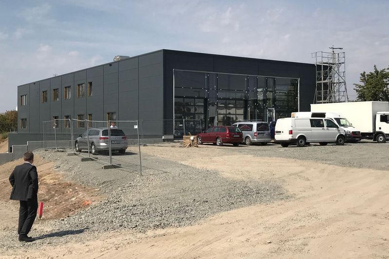 Geschäftsführer Thomas Peckruhn wirft einen Blick auf den künftigen Standort. (Bild: Michel / »kfz-betrieb«)