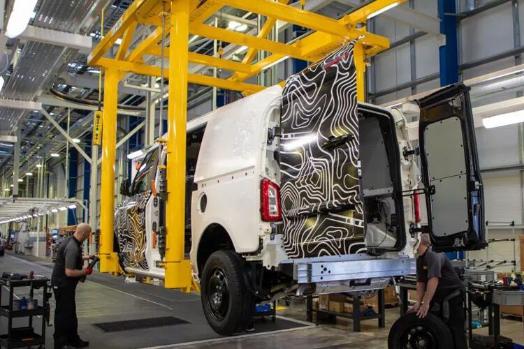 Die Prototypen-Fertigung läuft bereits. Technisch basiert der E-Transporter auf dem Taxi- und Shuttle-Modell TX5: Sowohl der Rahmen als auch der Antrieb sind vom modernen „London Taxi“ abgeleitet. (Bild: LEVC)