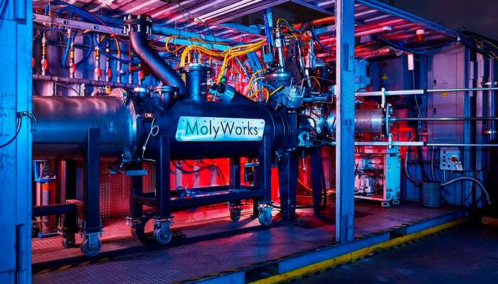 Das Greyhound-System besteht aus einem mobilen Schmelzofen und einer Pulverdüse, eingebaut in einem Container. (Bild: MolyWorks)