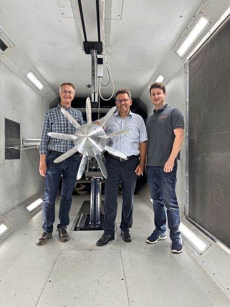 Der Test des vollelektrischen Antriebssystem erfolgte im Windkanal des Instituts für Flugantriebe und Strömungsmaschinen der TU Braunschweig: Thomas Reis, Johannes Oswald und Simon Wolfstädter von Oswald Elektromotoren (v.l.n.r.). (Bild: Oswald Elektromotoren)