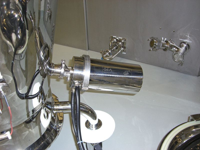 Erstmals ist eine sichere Online-Feuchtigkeitsanalyse in der Wirbelschicht möglich, hier das montierte System. (Bild: GEA)