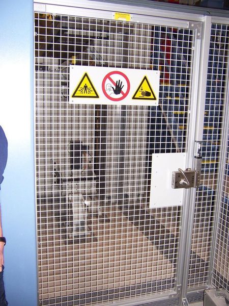Schutzumhausung Quick-Guard mit vormontierten Beschlägen mit Befestigungsschrauben und Muttern. Das SafeCAD-Programm erstellt automatisch 3D-Zeichnungen sowie Komponenten- und Schnittlisten. Das Sicherheitsschloss Knox gibt die Tür erst frei, nachdem die Maschine vollständig stillsteht (Archiv: Vogel Business Media)