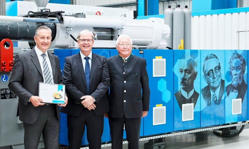 Von links: Marcus Wirthwein, Dr. Klaus Ulrich Golz und Udo Wirthwein vor der Krauss-Maffei-Spritzgießmaschine der 180-Jahre-Edition. (Krauss-Maffei)