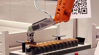 Das System kann ungeordnet gelagerte Werkstücke greifen und diese für die Weiterverarbeitung geordnet ablegen. (Bild: Jochen Hahn, SEW-Eurodrive)