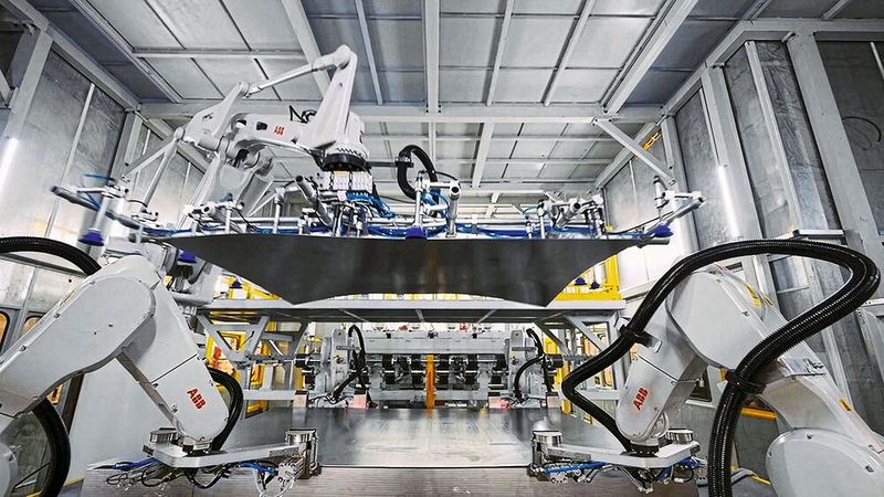 An den beiden Pressenlinien, die die BJEV-Modelle EC3 und EX3 produzieren, befinden sich jeweils zehn ABB-Roboter, die Bleche für die Karosserie depalettieren, beschicken, umsetzen und entladen. (Bild: ABB)