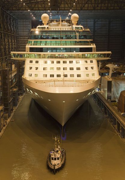 Celebrity ECLIPSE verlässt das Baudock: Drittes Kreuzfahrtschiff für Celebrity Cruises wird ausgedockt.  (Bild: Michael Wessels)