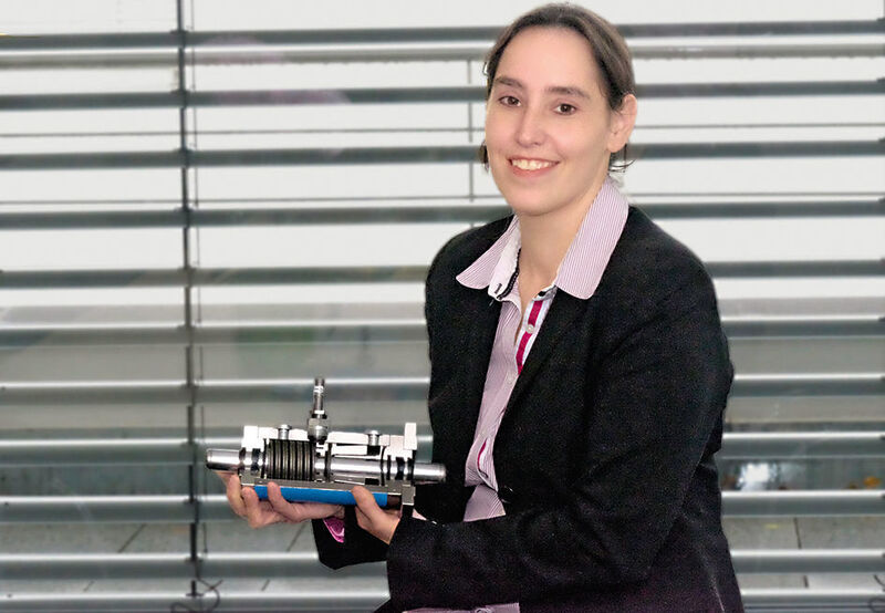 Tanja Hänchen, Sprecherin der Geschäftsführung bei Hänchen, erklärt die Ratio-Clamp. (Herbert Hänchen)