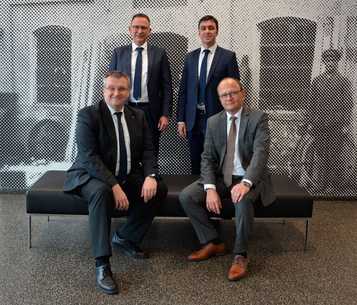 Der Anlagenspezialist Vollert hat zum 1. November 2019 seine Führungsstruktur neu ausgerichtet. Als weitere Mitglieder gehören zukünftig Wolfram Hietschold, Oliver Wolschinski  und Björn Brandt der Geschäftsleitung an (v.l.n.r.). Der bisherige zweite Geschäftsführer Markus Deimel scheidet im Rahmen dieser Neustrukturierung aus dem Unternehmen aus.

Wolfram Hietschold leitet seit 2003 die Bereiche Finanzen/Administration sowie Personalwesen bei Vollert. Oliver Wolschinski, seit 2005 verantwortlich als Bereichsleiter Intralogistiksysteme und insgesamt bereits seit 17 Jahren bei Vollert, bringt viel Kompetenz aus Schwerlast-Intralogistikprojekten in Europa und Asien mit. Björn Brandt hat 2007 als Projektleiter bei Vollert begonnen und leitet seit 2011 die Geschäftssparte Betonfertigteilwerke.  (Vollert)