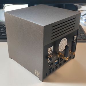 Auf der Rückseite des Bleujour Kubb sind neben den USB- und Thunderbolt-4-Buchsen noch ein Gigabit-Ethernet-Port und die Antennen des Wi-Fi-6-Controllers untergebracht.