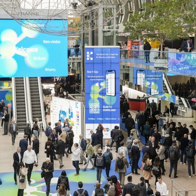 Volle Hallen: Über 175.000 Fachbesucherinnen und Fachbesucher aus rund 160 Ländern reisten zur K 2025 nach Düsseldorf. (Bild: Messe Düsseldorf)