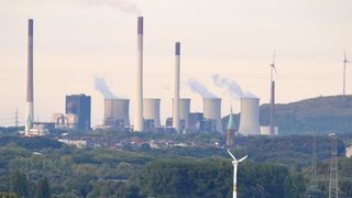 Prägten auch Steinkohlkraftwerke das Bild der Energieversorgung wie im Hintergrund, so sind in Deutschland zunächst durch das EEG gesteuert, dann nach der beschlossenen Energiewende erneuerbare Energien auf dem Vormarsch, wie im Vordergrund. (Bild: Isenburg)