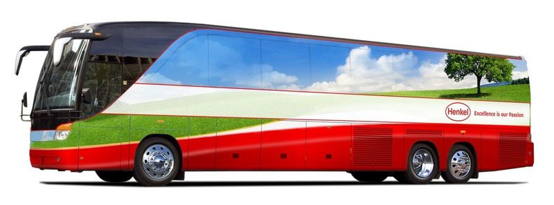 Mit Haftklebstoffen auf Klebebändern lassen sich Fahrzeuge individuell und witterungsbeständig bekleben. (Bild: Henkel)