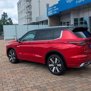 1. Das Design: Man sieht dem Mitsubishi Outlander nicht an, dass er bereits sein viertes Lebensjahr gefeiert hat. Das Design wirkt zeitgemäß und gefällig.(Bild:  Mauritz – VCG)