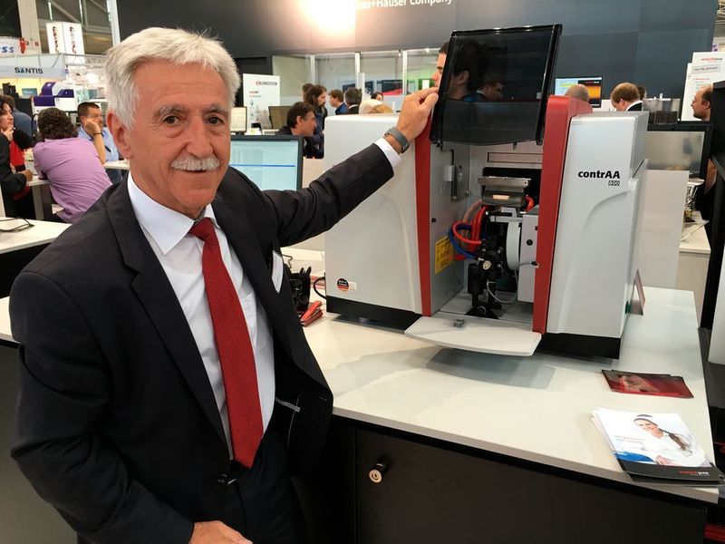 Klaus Berka, Vorstandsvorsitzender von Analytik Jena zeigt die neueste Generation der contrAA High-Resolution Continuum Source AA-Spektrometer. Die gemeinsam mit dem Berliner Leibnitz Institut für analytische Wissenschaften ISAS e.V. entwickelte Technologie hat die Atomabsorptionsspektroskopie (AAS) revolutioniert. (Bild: LABORPRAXIS)