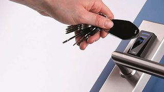 eAccess besteht zum einen aus bewährten mechanischen Elementen, die für Sicherheit sorgen. Zum andern erleichtern hochentwickelte Technologien wie Funk und RFID das Programmieren und die tägliche Benutzung der Zutrittslösung. Im Bild: Elektronischer Beschlag mit RFID-Leser. (Glutz )