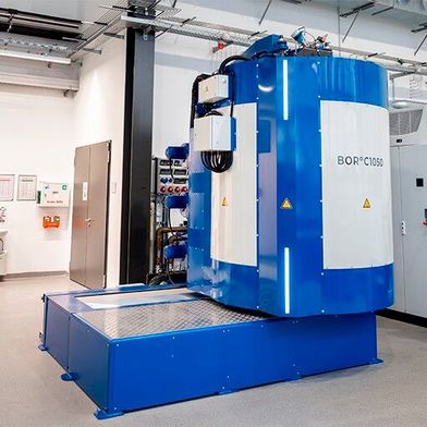 Die neue Gasborieranlage am Fraunhofer IST in Braunschweig erzeugt durch Diffusionsbehandlungen bei bis zu 1.050 °C boridische Randzonen mit außergewöhnlichen technologischen Eigenschaften. Erfahren Sie hier, was damit gemeint ist ... (Bild: Fraunhofer IST)