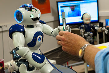 Nao erlernt Bewegungen und Informationen und kann sich diese merken. Im nächsten Schritt wollen Wissenschaftler den Roboter unter realen Bedingungen der Schwerelosigkeit im All testen. (Bild: Inserm/Patrice Latron)
