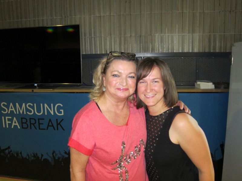 (v. l.) Die Presse-Damen von Samsung: Petra Woyzik und Chantal Gilsdorf (Bild: IT-BUSINESS)