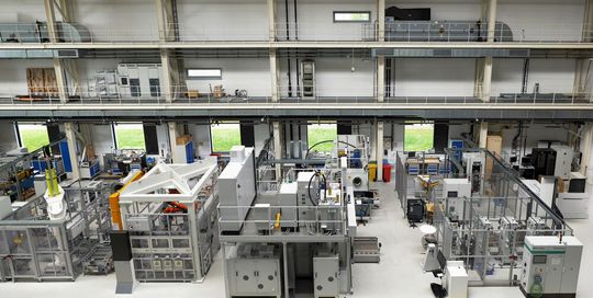 Blick in die Referenzfabrik.H2. Rechts vorn die BPP Flexroll, dahinter die Flexrollmax. In der Mitte die beiden Anlagen für das Elektronenstrahlschweißen; links die neue Stackinganlage.(Bild:  Fraunhofer IWU)