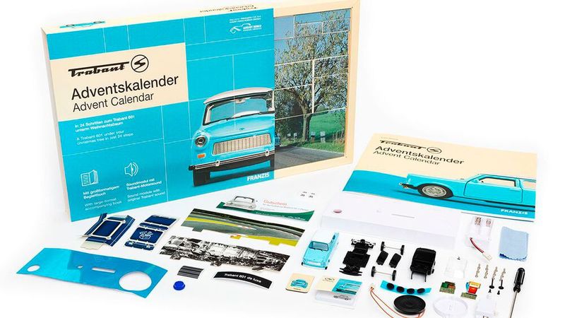 Adventskalender Trabant: Mit einem Modellauto im Maßstab 1:43 sowie einer Kunststoffbasis mit Soundmodul und Dekomaterial entsteht Schritt für Schritt eine kleine Trabant-Erlebniswelt. (Bild: Franzis)