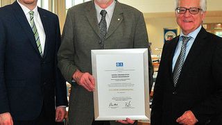 Rainer Biedermann (Kfz-Innung Hohenlohe-Franken; Mitte) erhält von Harry Brambach (re.) und Carsten Beuß (beide Kfz-Gewerbe Baden-Württemberg) die Ehrennadel des Landesverbandes.  (Zietz/»kfz-betrieb«)