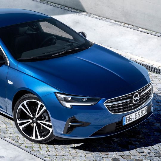 Der Opel Insignia ist ab sofort mit neuen Motoren und modifizierter Optik bestellbar.(Bild:  Opel)