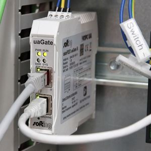 Bei Krauss Maffei Technologies sind die Steuerungen der Produktionsmaschinen mittels uaGate SI Gateways von Softing mit dem IT-System verbunden. Die offene und plattformunabhängige OPC UA-Technologie bietet einfache Vernetzung auf lokaler und globaler Ebene sowie sicheren Datenverkehr via Firewall.