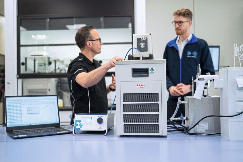 Abb.1: Für Simon Hausner, CTO von flucon, geht die Qualität der Messtechnik nur über die Qualität bei der Temperierung (v.l.: Wolf Müller/JULABO, Simon Hausner/flucon).  (Bild: JULABO GmbH)