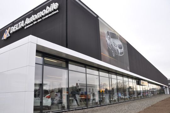 Die Fassade kann mit LED-Technik verschiedenfarbig beleuchtet werden. (Archiv: Vogel Business Media)