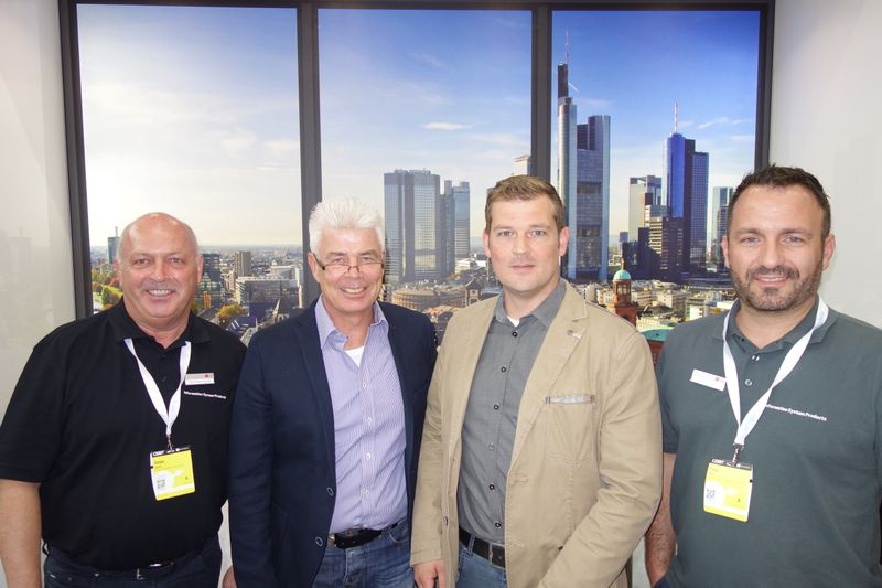 Sind (l.) Heinz-Dieter Speidel und Timo White, LG, mit Uwe Horstmann und Andre Kröger, Wortmann, in Frankfurt oder Hannover. (Bild: IT-BUSINESS)